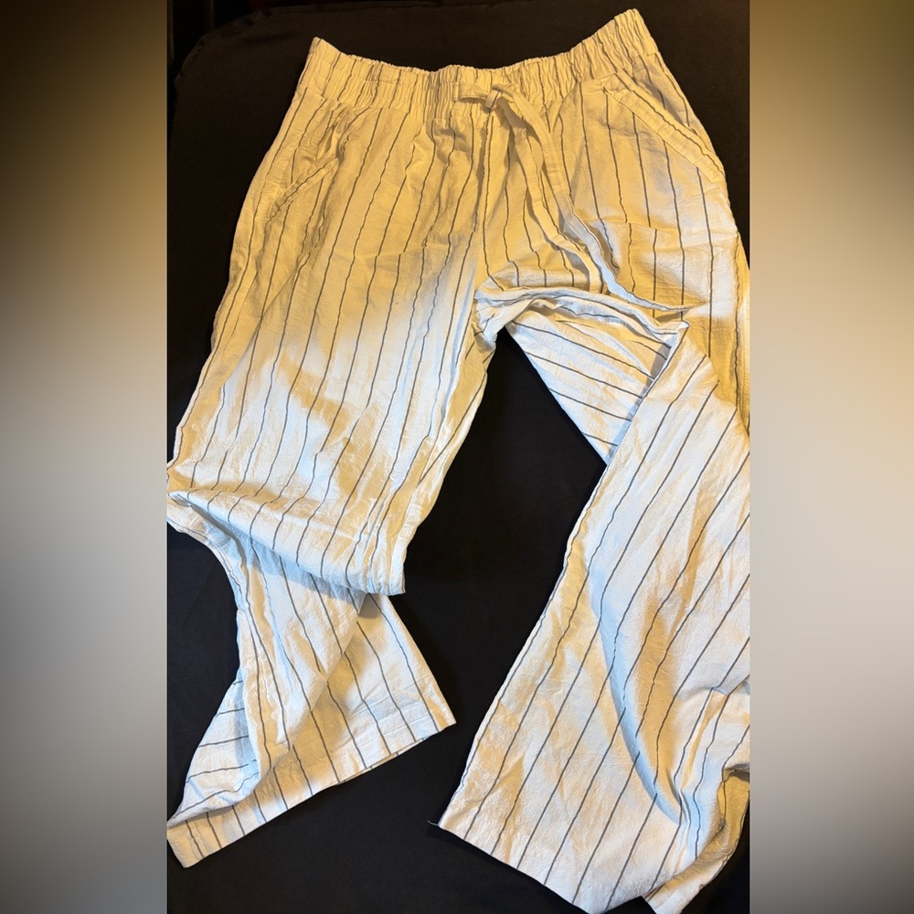 Women’s white and gray striped dress pants with pockets length 39 size XL